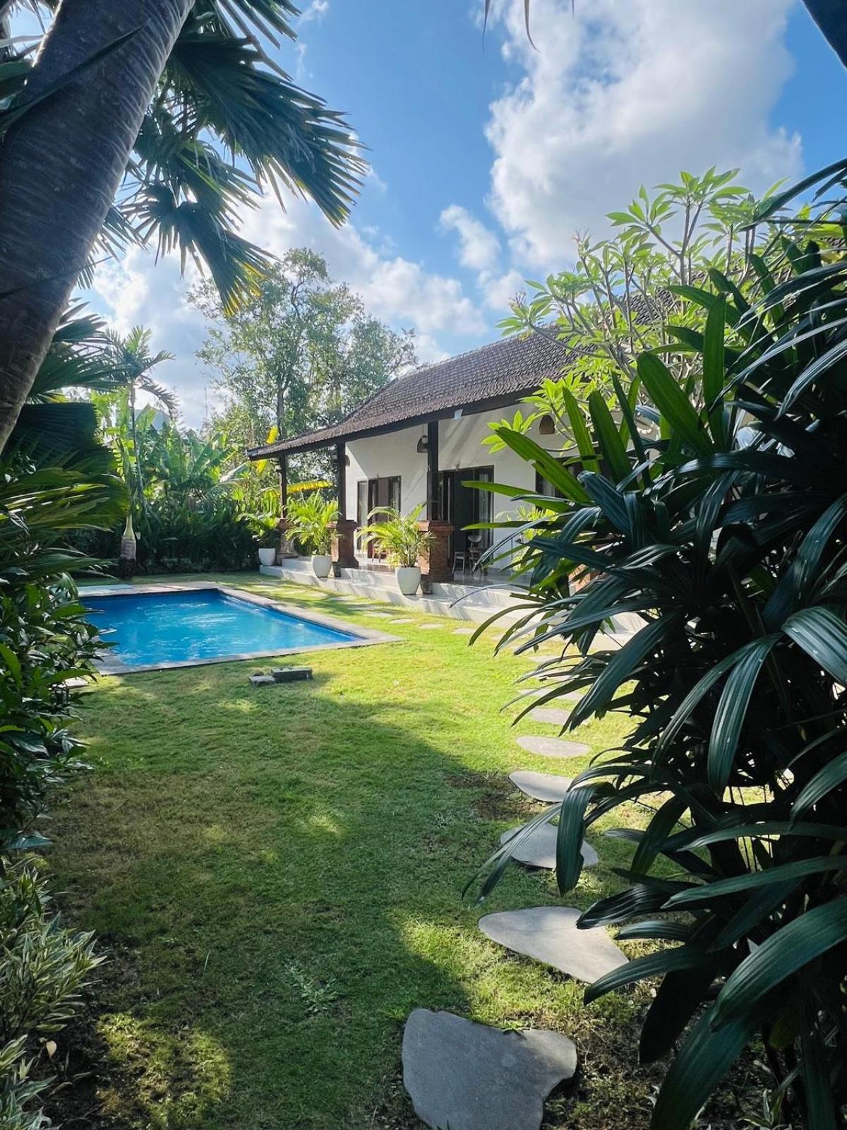 Wiryaroja Guest House Canggu Dış mekan fotoğraf